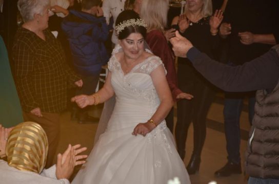62 yaşındaki gelinin hayali gerçekleşti: Damatsız düğün yaptı